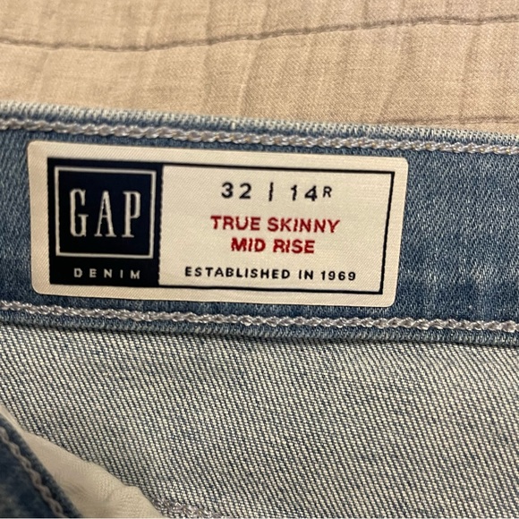 GAP True Skinny Mid Rise Jeans Light Wash 660446 32/14R - Picture 2 of 14